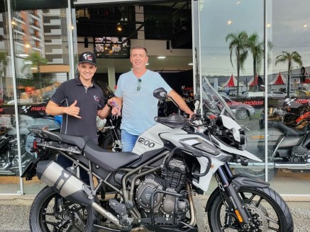 CLIENTE JOÃO ÁVILA RECEBENDO SUA MOTO