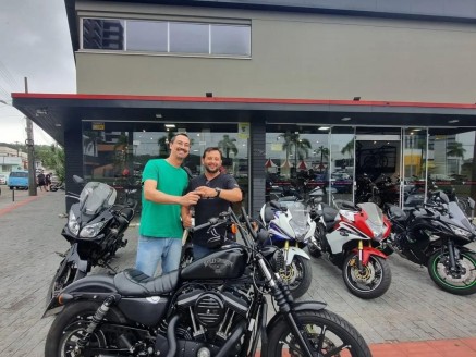 CLIENTE KLEYTON RECEBENDO SUA MOTO