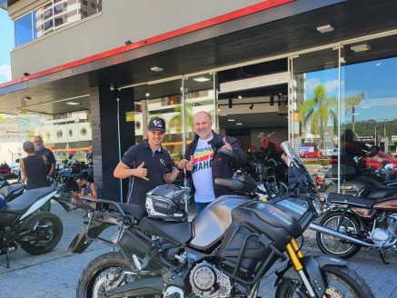 CLIENTE RICARDO RECEBENDO SUA MOTO