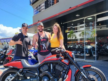 CLIENTES ALEXANDRE E ANA RECEBENDO SUA MOTO