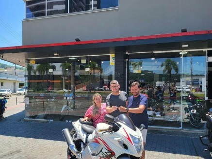 CLIENTES AGNALDO E SIRLENE RECEBENDO SUA MOTO