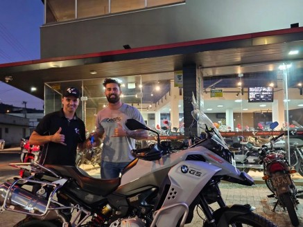 CLIENTE LUCAS RECEBENDO SUA MOTO