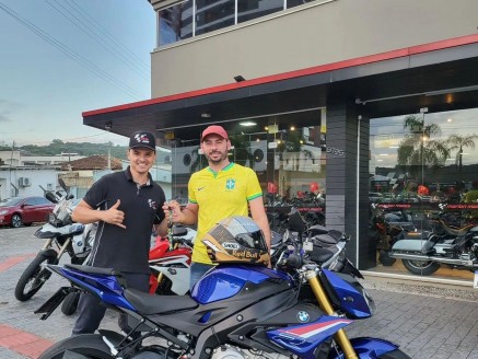 CLIENTE ANDRE RECEBENDO SUA MOTO