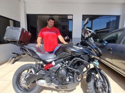 CLIENTE ANDREI RECEBENDO SUA MOTO