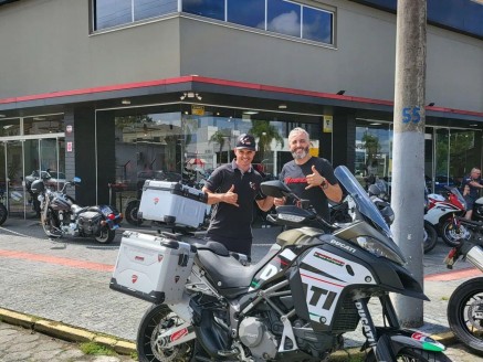 CLIENTE ANDRE RECEBENDO SUA MOTO