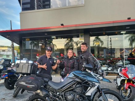 CLIENTE GISLAINE E JULIANO RECEBENDO SUA MOTO