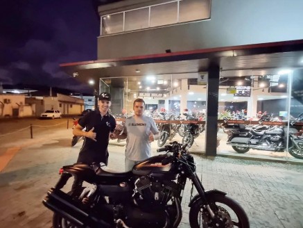 CLIENTE RICARDO RECEBENDO SUA MOTO