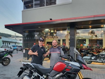 CLIENTE VALDIR RECEBENDO SUA MOTO