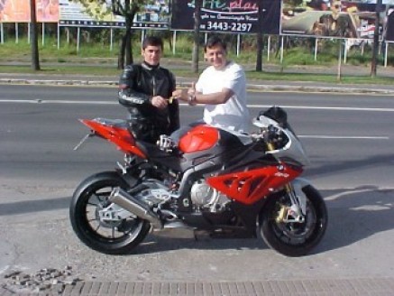 Cliente recebendo sua moto