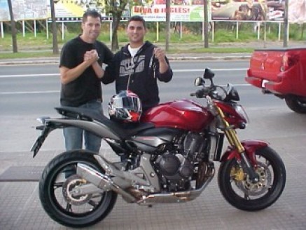 Cliente recebendo sua moto
