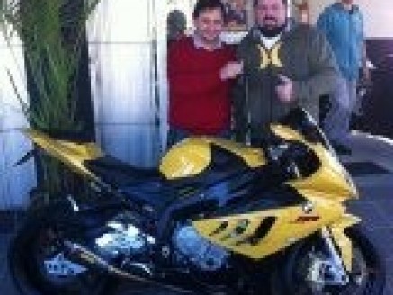 Cliente recebendo sua moto