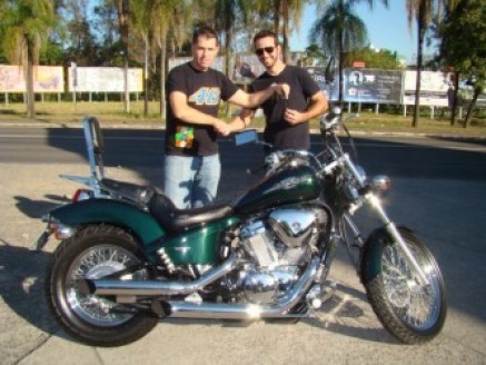 Cliente recebendo sua Moto