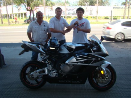 Cliente recebendo sua moto.