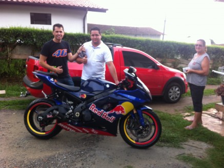 Cliente recebendo sua moto.