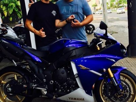Cliente recebendo sua moto.