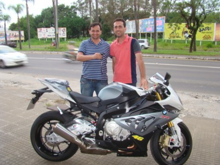 Cliente recebendo sua moto.