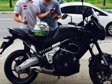 Cliente recebendo sua moto.