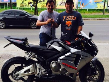 Cliente recebendo sua moto.